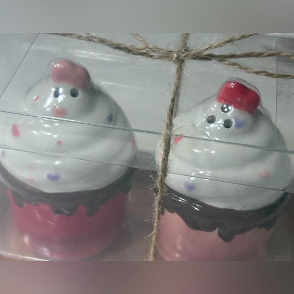 Boston Warehouses - Hand Painted Ceramic Cupcake Salt & Pepper Shakers - BNIB 🧁 - Picture 8 of 8